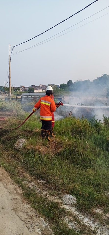 Kebakaran Semak Belukar di Jl. Mulawarman Perum Borneo Paradiso