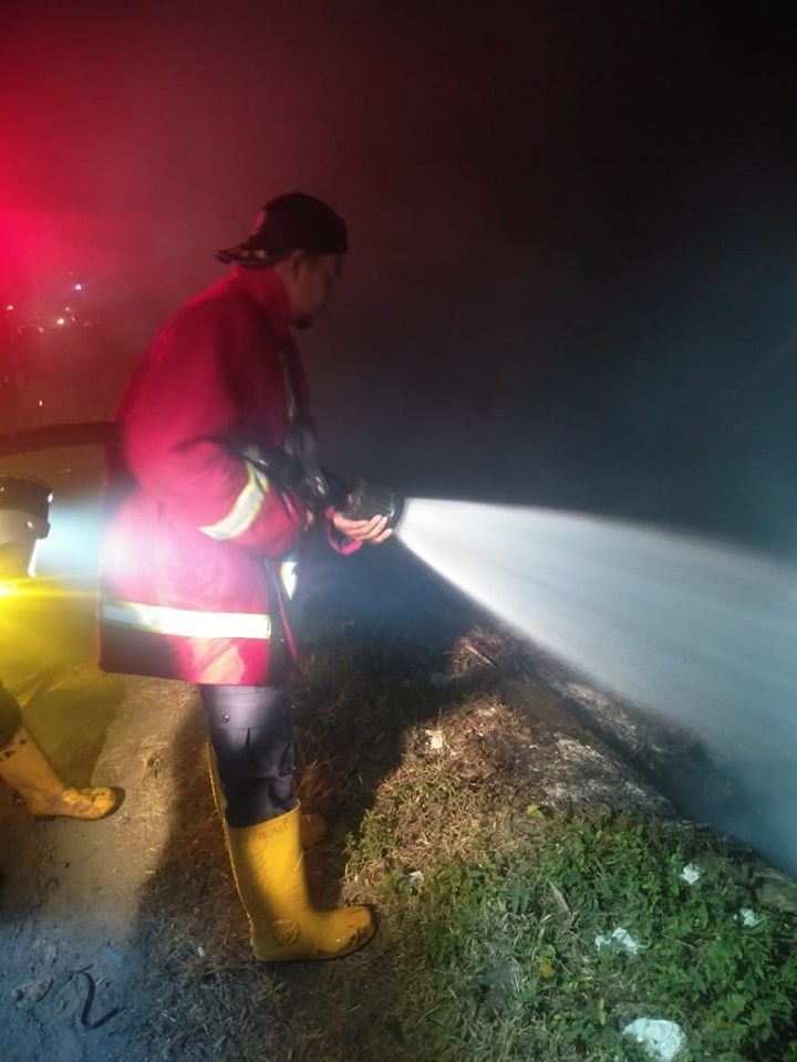 Kebakaran Tumpukan Sampah di Jl. Soekarno Hatta