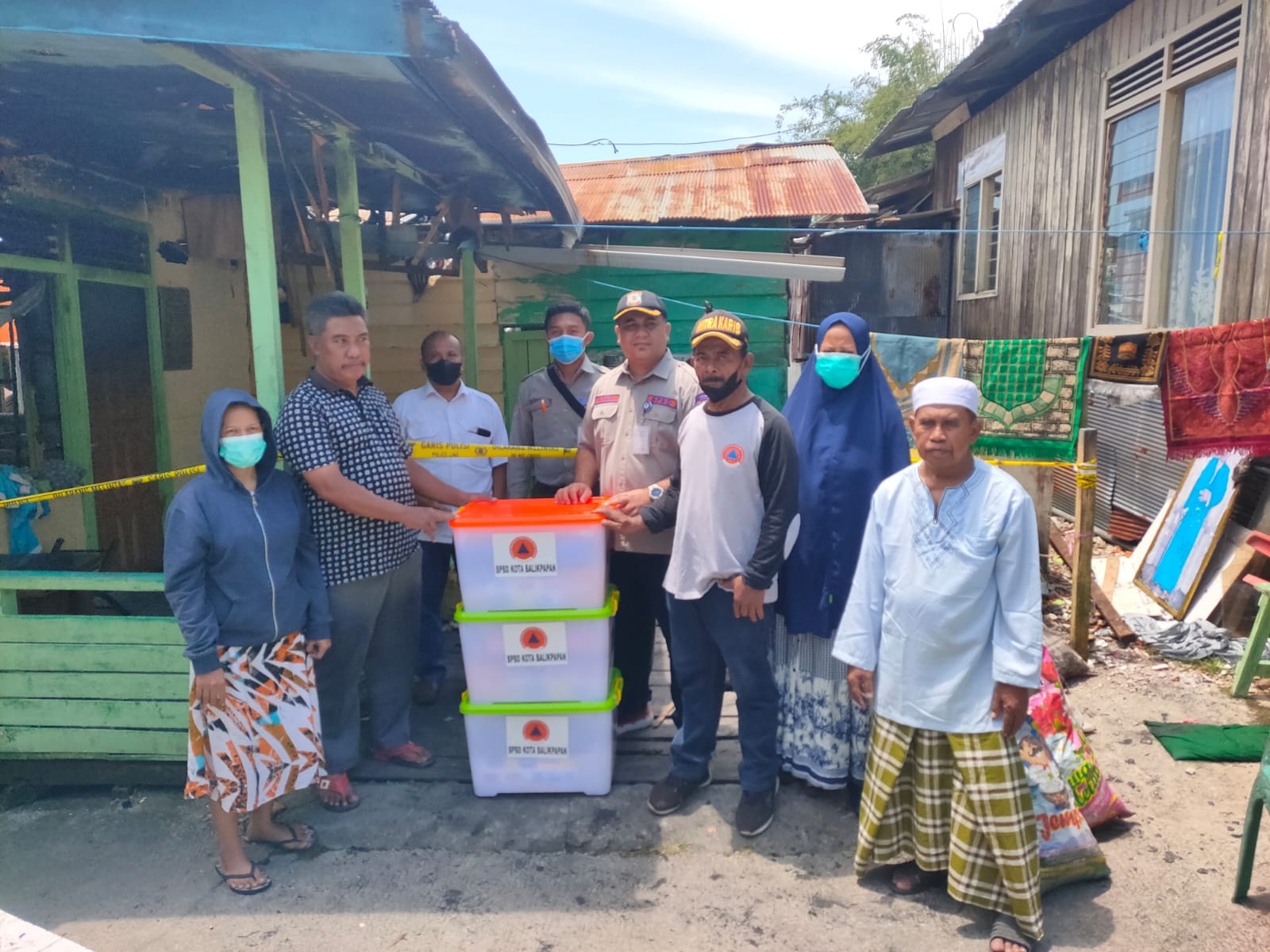 PENYERAHAN BANTUAN FAMILY KIT KEPADA KORBAN KEBAKARAN