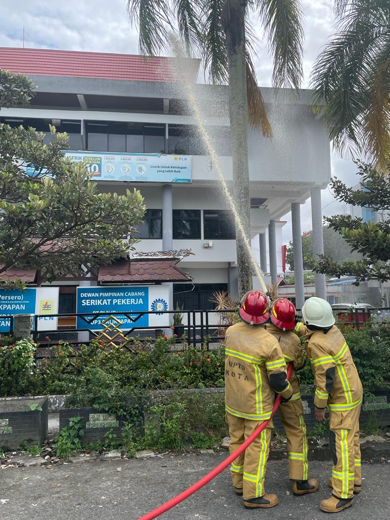 Pelatihan dan Simulasi kebakaran di kantor PLN UP3 Balikpapan