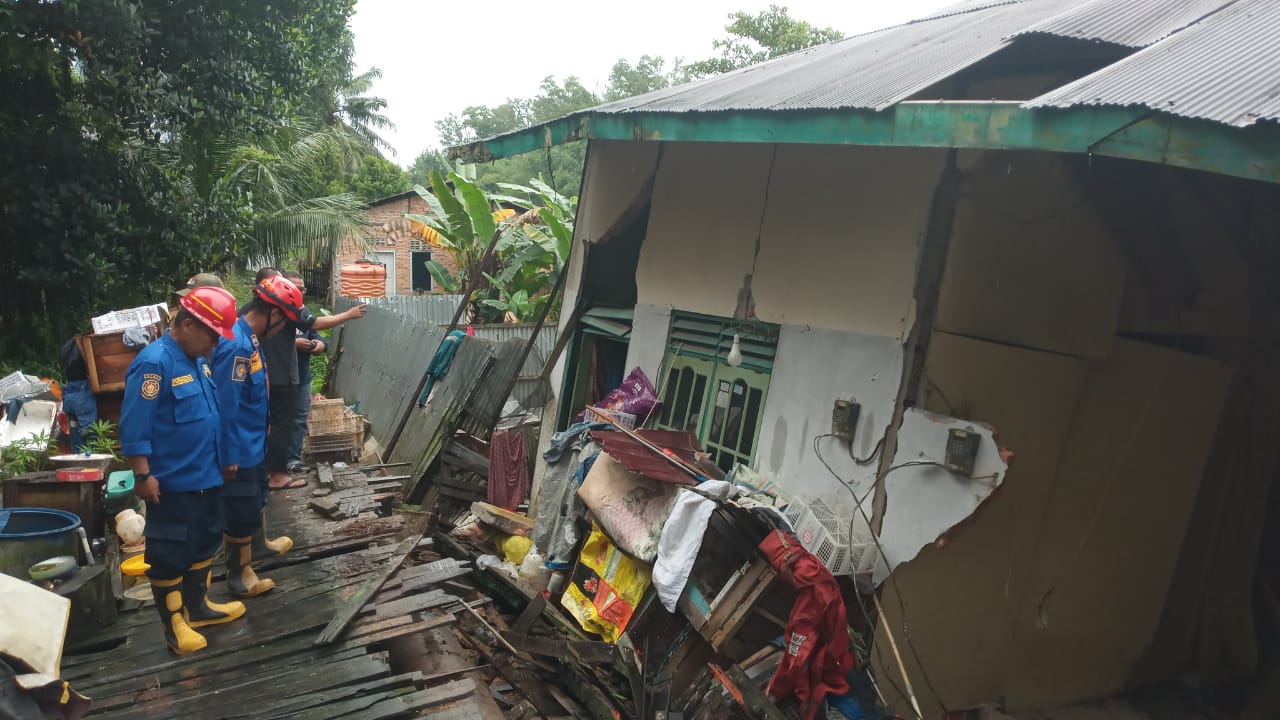 Rumah Roboh DI Jalan Batu Butok RT 60 Kelurahan Muara Rapak, Balikpapan Utara.