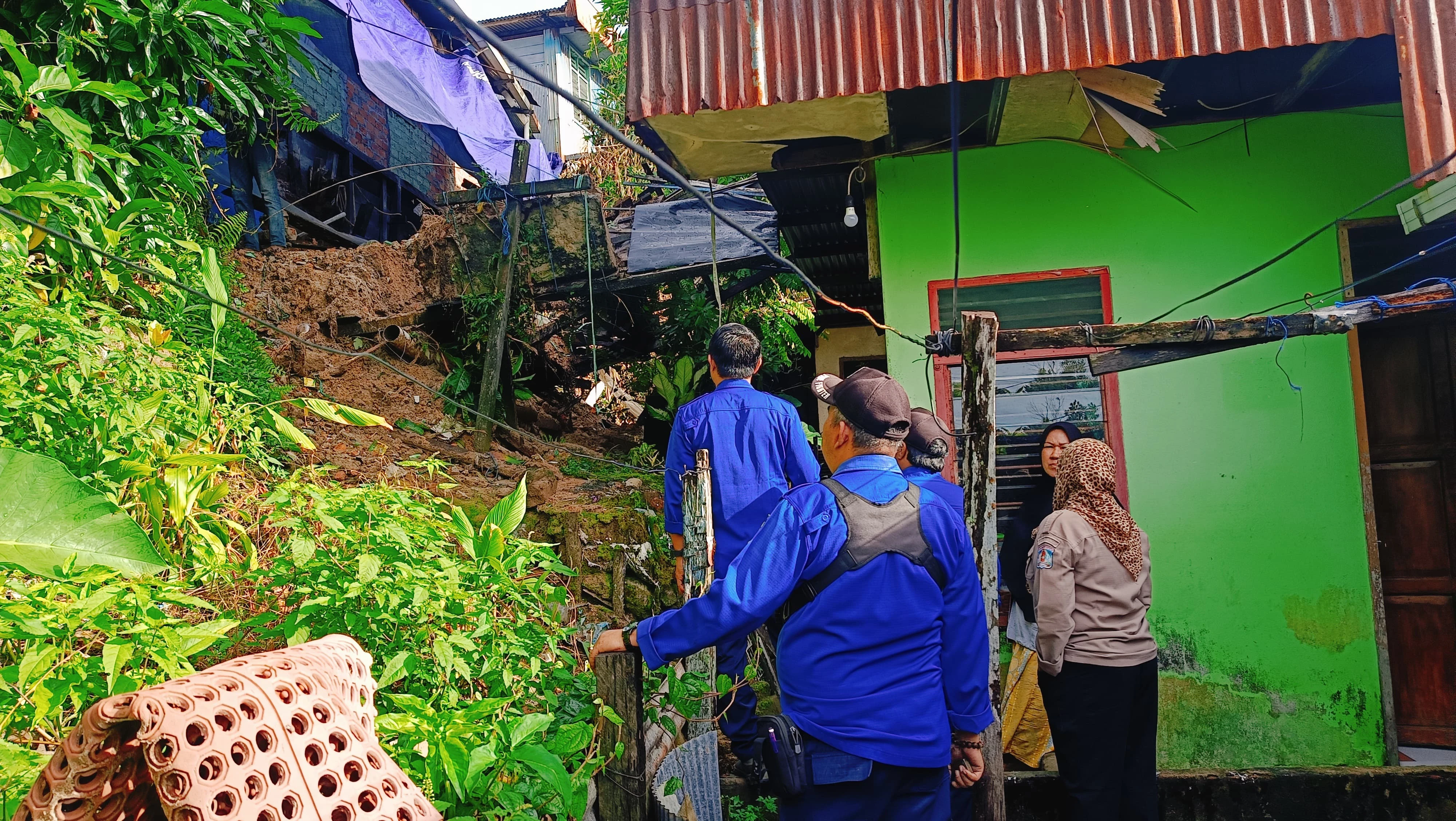 Monitoring Pergerakan Tanah di RT 30 Kelurahan Prapatan Monitoring Pergerakan Tanah di RT 30 Kelurahan Prapatan