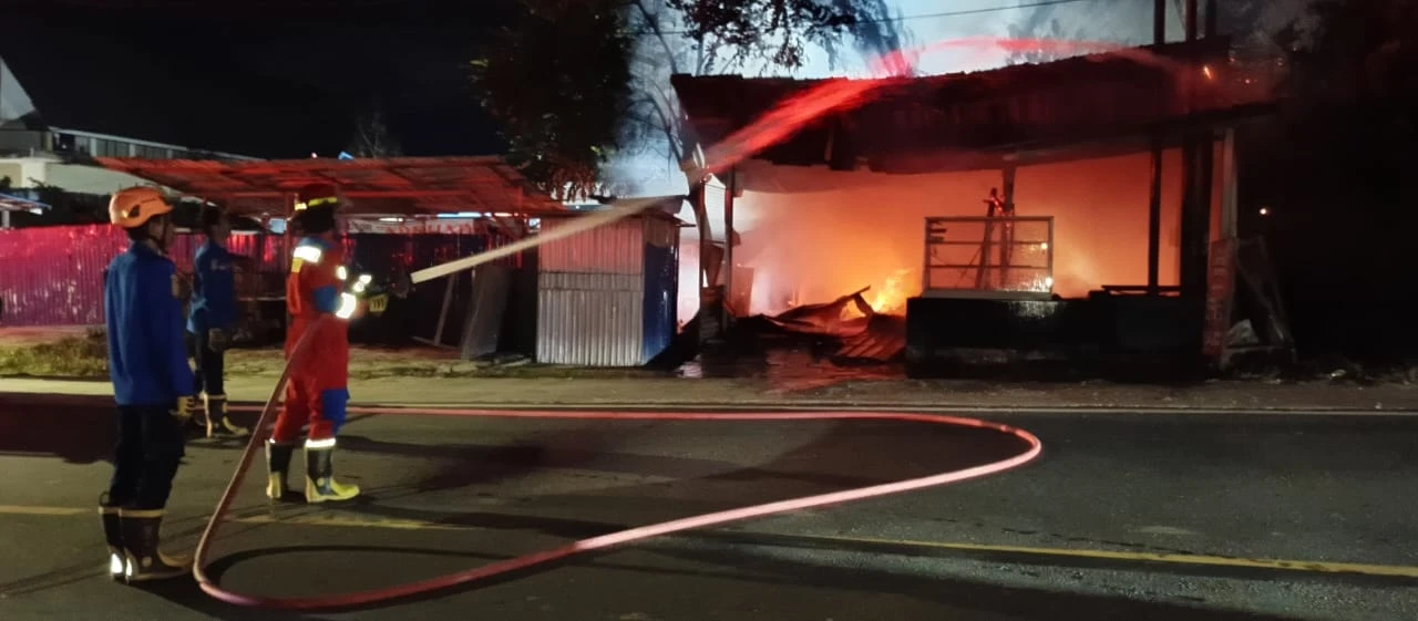 Kebakaran Warung di Km 12 Kelurahan Karang Joang Kebakaran Warung di Km 12 Kelurahan Karang Joang