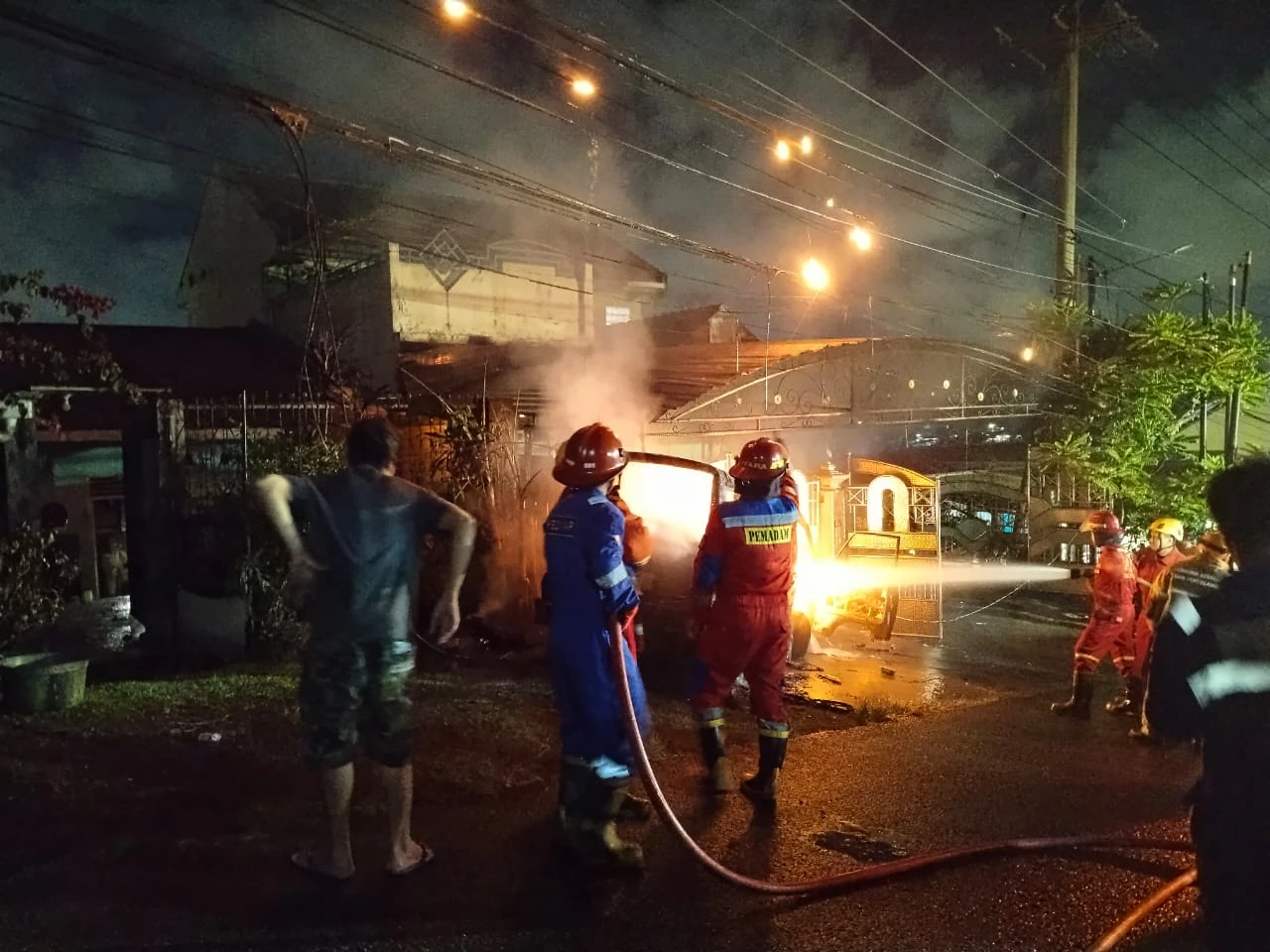 Kebakaran R4 di Jalan Telindung Kebakaran R4 di Jalan Telindung