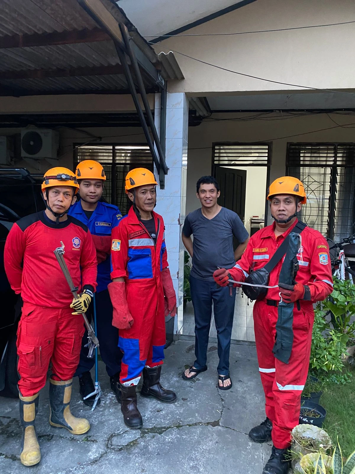 BPBD Evakuasi Ular Cicak dari Rumah Warga BPBD Evakuasi Ular Cicak dari Rumah Warga